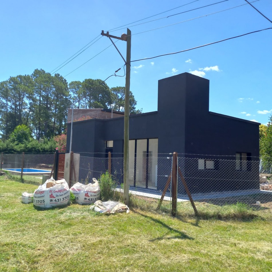 Casa a estrenar en Roldan. 