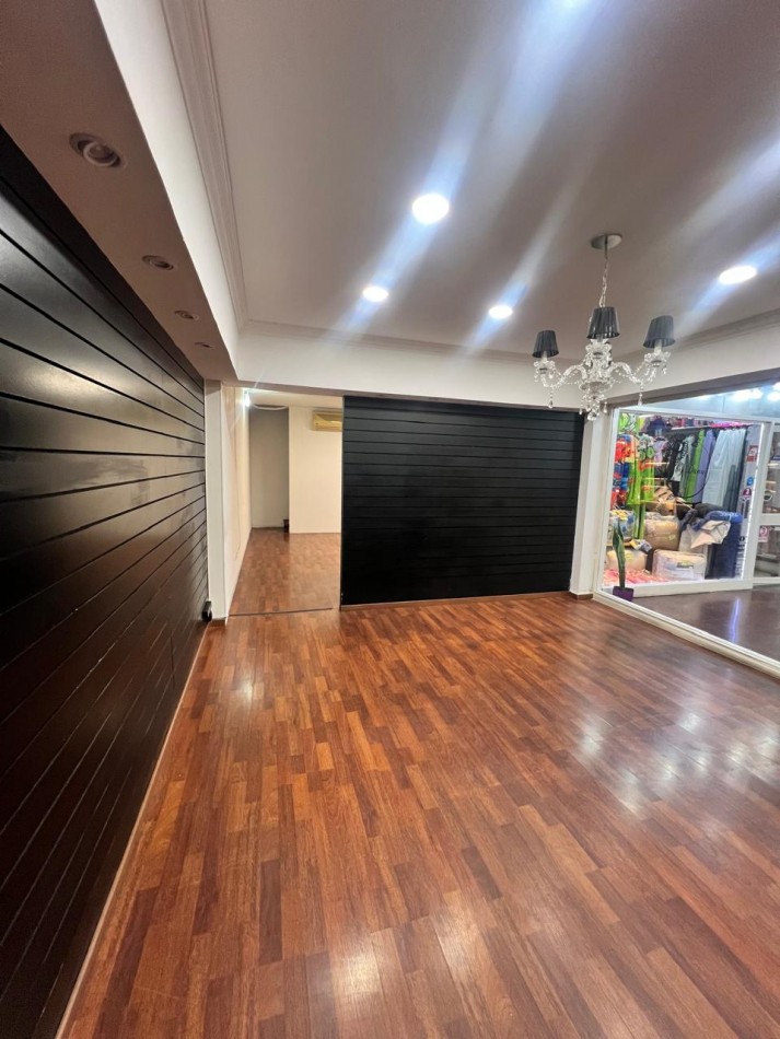 Amplio local en venta. Galeria Melipal.