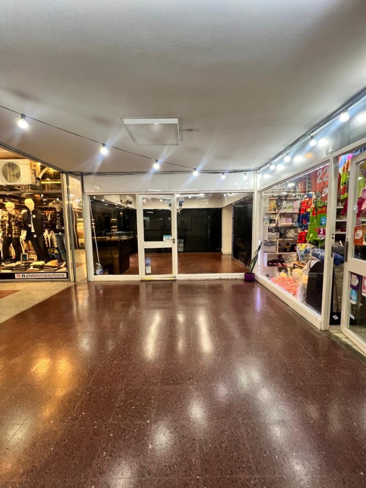 Amplio local en venta. Galeria Melipal.
