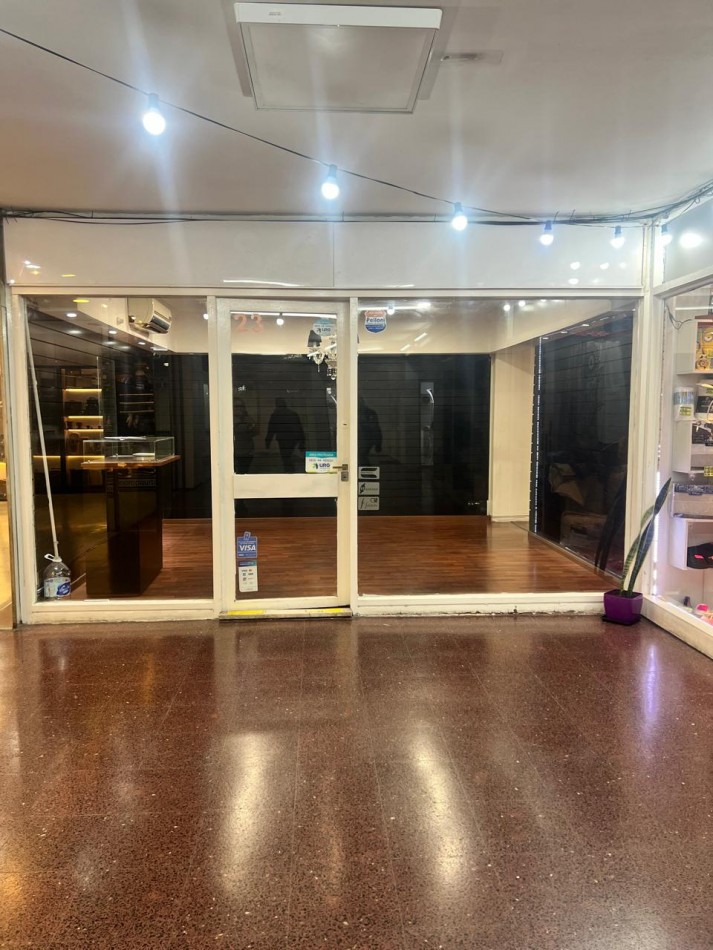 Amplio local en venta. Galeria Melipal.