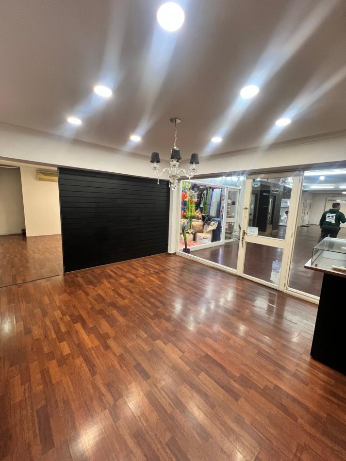 Amplio local en venta. Galeria Melipal.