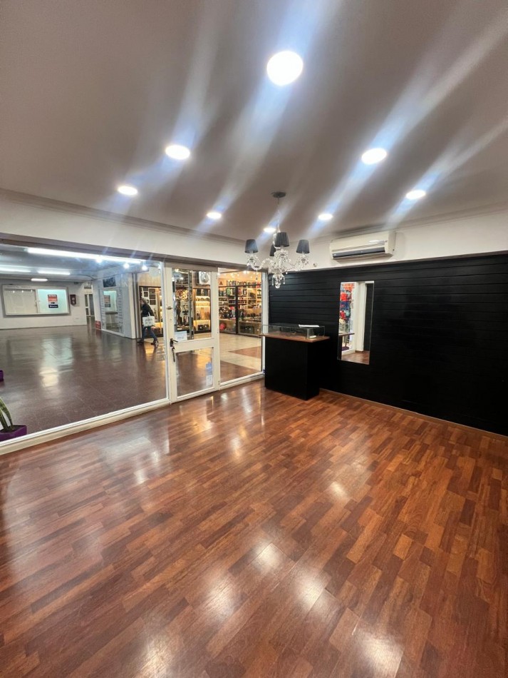 Amplio local en venta. Galeria Melipal.