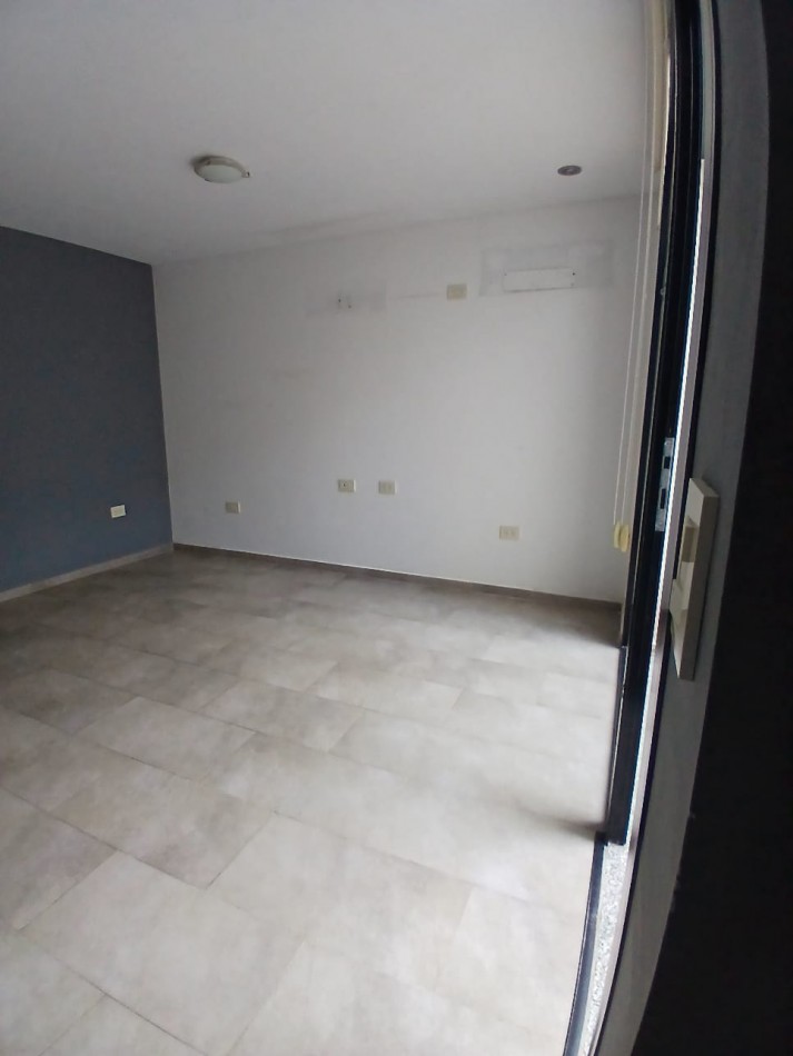 A metros de Bv. Oroño - Depto de pasillo con patio - USD 47.000 Apto credito 
