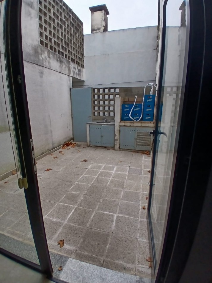 A metros de Bv. Oroño - Depto de pasillo con patio - USD 47.000 Apto credito 