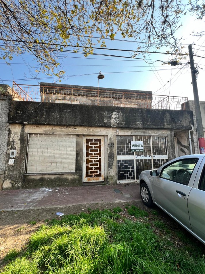 A reciclar. Cochera, patio y pileta. Se escuchan ofertas.