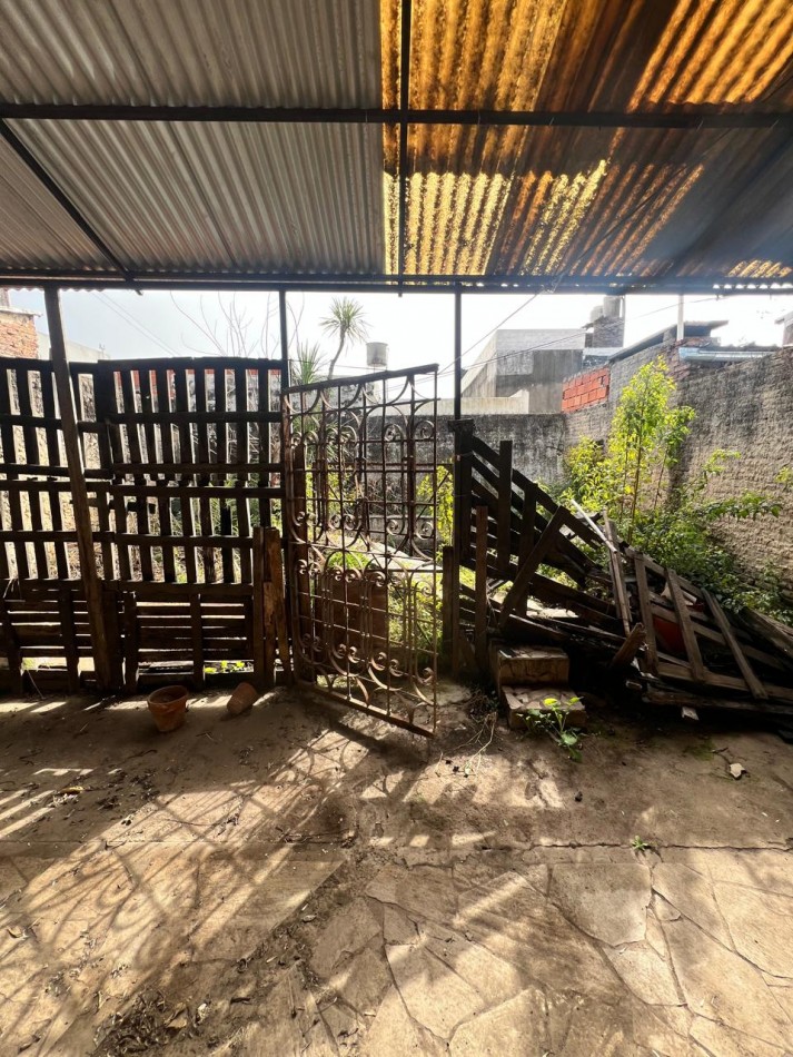 A reciclar. Cochera, patio y pileta. Se escuchan ofertas.