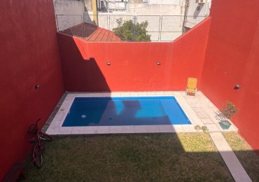 Casa con parque y pileta en Barrio La Sexta.